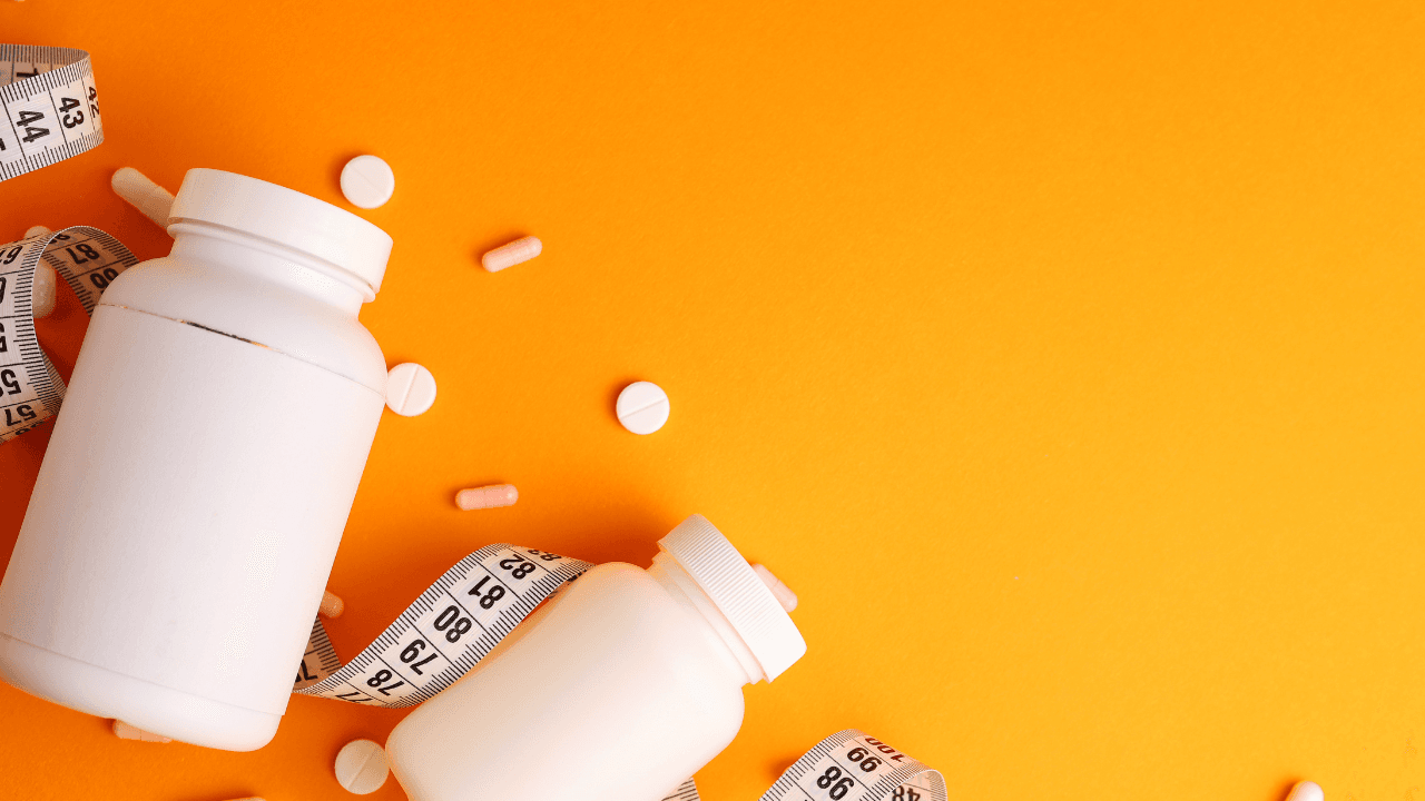 centimeter tape and pills on a colored background with space for text. concept of losing weight, diet, fat burning, healthy eating. minimalism. Image Credit: Adobe Stock Images/Fotomoment001